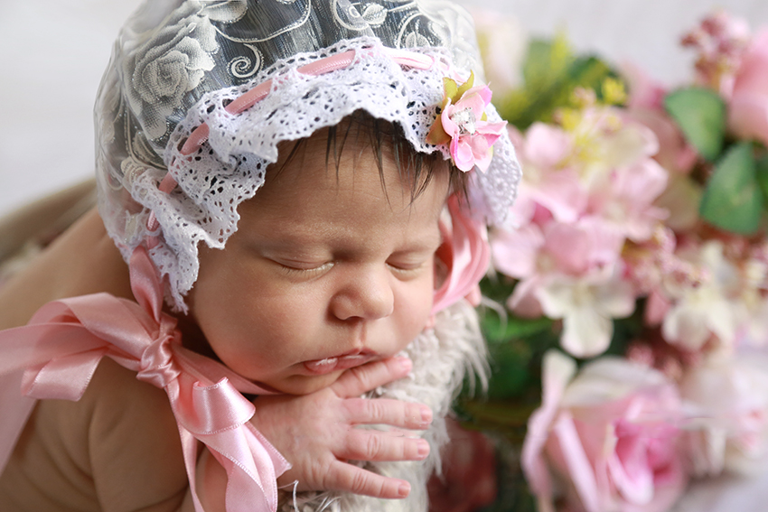 Newborn - Bebê menina com touca e laço